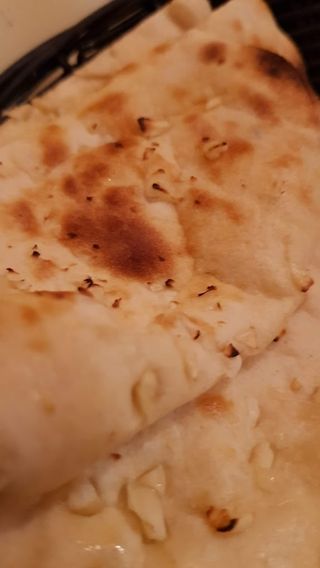 Naan de Queijo com Alho e Coentros