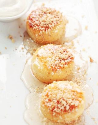 Сырники с медом и орехом/სირნიკები თაფლით და ნიგოზით.