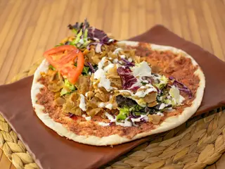 Lahmacun con doner kebap