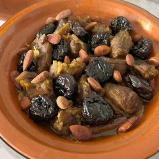 Tajín de ternera con ciruelas y almendras