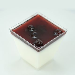 Панакота с горски плодове