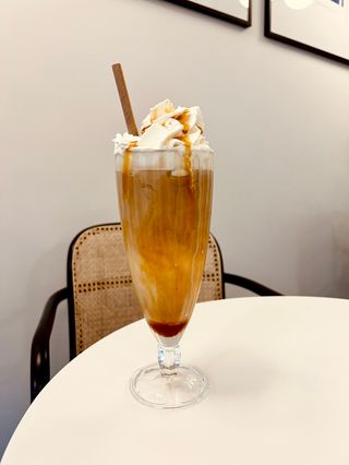 Iced Latte z lodami śmietankowymi, bitą śmietaną i syropem waniliowym