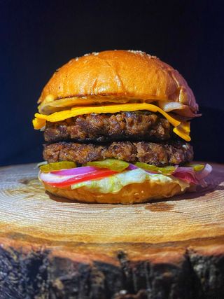 საქონლის ორმაგი ბურგერი ყველით