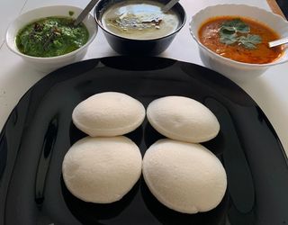 Idli (4uds) +  Chicken Curry