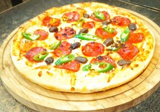 Pizza Hot 600g + gratuit un sos sau un cola\fanta sau o apa