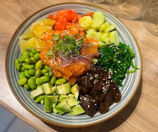 Poke bowl z surowym łososiem