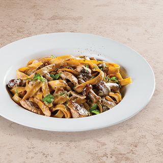 Tagliatelle z polędwicą i grzybami