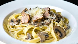 Паста със свинско бонфиле гъби и сметана