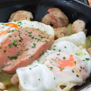 Plato De Huevos Rotos Con Paté Y Champiñones