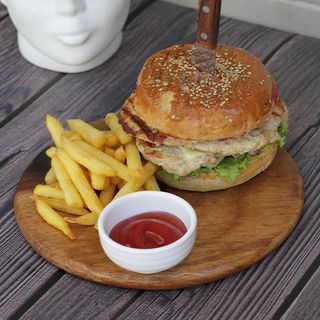 Дабл-бургер с куриной котлетой + картофель фри + кетчуп