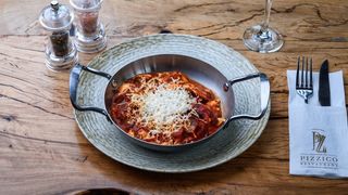 Feta Saganaki cu Creveti