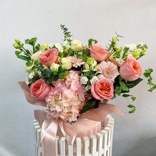 Aranjament hortensie și trandafiri