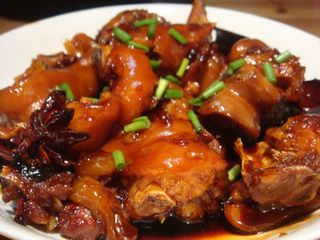 Svinjske nogice u crvenom sosu—85