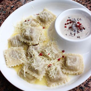 Равіолі з томленою телятиною та грибним соусом (200/50г)