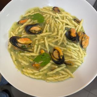 Trofie con cozze con vellutata di patate e pesto di menta