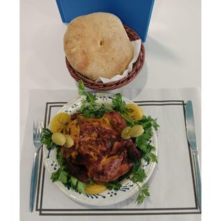Pollo asado con pan marroquí