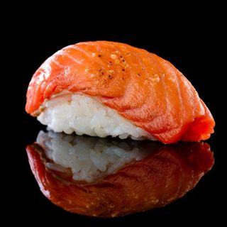 Нігірі з лососем (80г)