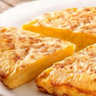 Tortilla po hiszpańsku z ostrym sosem