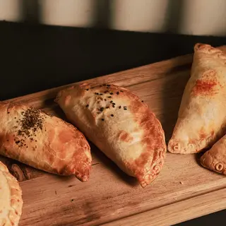 Empanada De Cebolla Caramelizada Y Queso