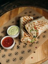 Рол в лаваші з куркою та овочами 