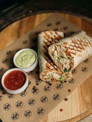 Рол в лаваші з куркою та овочами 