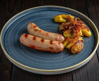 Bratwurst - cârnăciori picanți din carne tocată de porc și vită