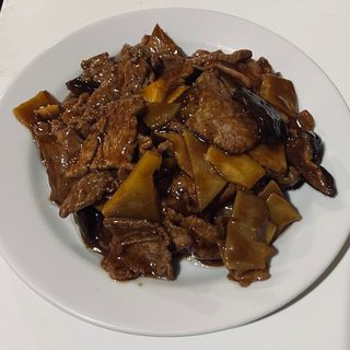 ternera con bambú y setas chinas