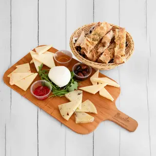 Selección de quesos italianos y embutidos con focaccia
