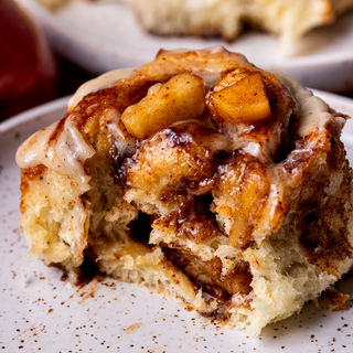 NOU! Cinnamon Rolls cu mar caramelizat
