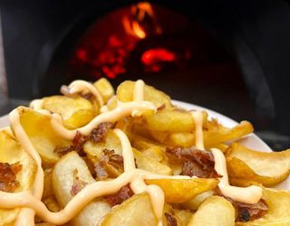 Patatine al cucchiaio con salsa cheddar e guanciale