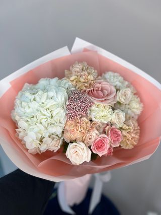 Букет з гортензіями,трояндами та діантусом