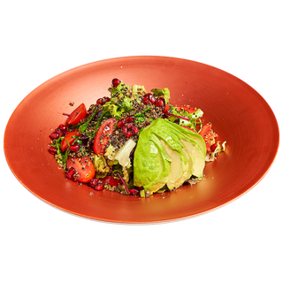 САЛАТА СВЕЖА С АВОКАДО И ХРУПКАВА КИНОА