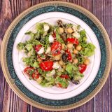 Салата Киноа със свежи зеленчуци