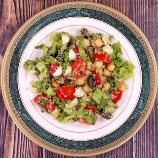 Салата Киноа със свежи зеленчуци