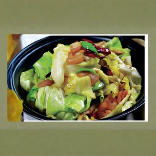 66 Cavolo e pancetta di maiale in salsa piccante nella pentola calda