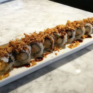 112 Uramaki aguacate y cangrejo con cebolla crujiente (8 Uds.)