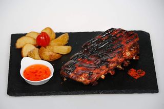Texas Ribs, Cartofi Wedges cu parmezan, sos inclus