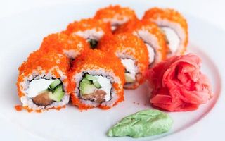 153. Tobiko Roll Salmón (8 Uds.)
