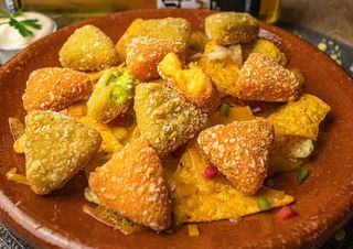 Nachos rellenos de guacamole