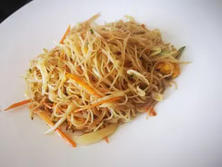 161 - Spaghetti di riso con pollo e verdure