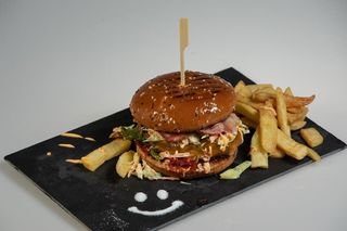 Furious Pork Burger, cartofi prajiti, sos inclus