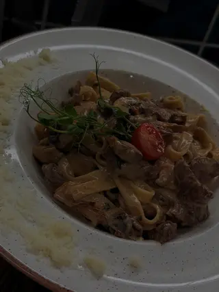 TAGIATELLE Z POLĘDWICĄ WOŁOWĄ