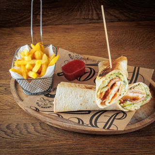 Tortilja sendvič sa pohovanom piletinom i pomfritom