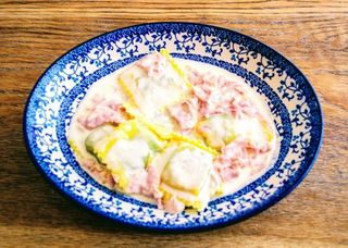 RAVIOLIS CON NATA Y JAMON