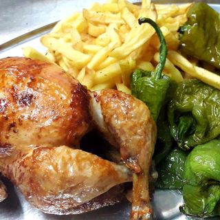 Pollo Asado, Patatas Fritas y Pimientos fritos
