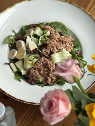 Salată zucchini cu ton