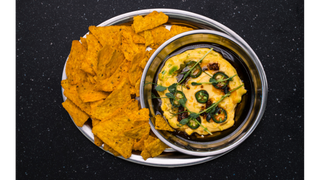 Nachosy z sosem serowym i ndują