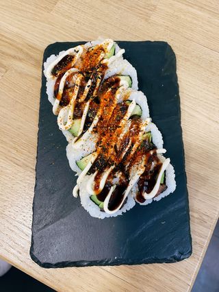 Califòrnia De Aguacate Y Salmón Picante (10 Uds.)