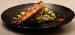 Piept grill caramelizat si cartofi cu chives