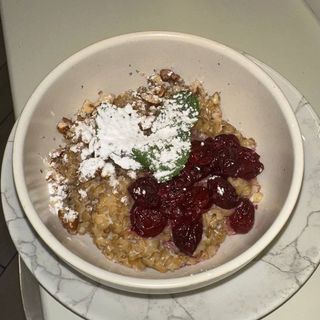 Солодка вівсянка з ягодами